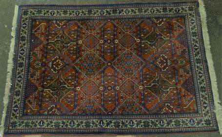 Tapis laine et coton, le champ rouge meublé de 