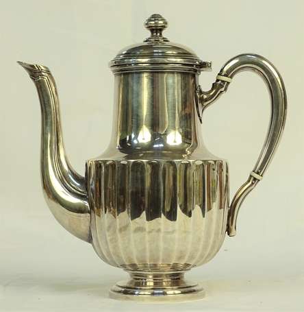 Cafetière en argent, le corps balustre à côtes, le