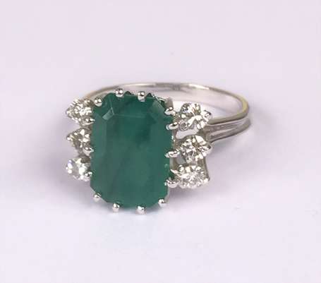 Bague en or gris 18K (750°/00) sertie griffes 