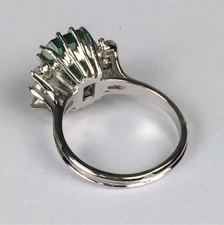 Bague en or gris 18K (750°/00) sertie griffes 