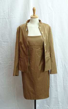 Ensemble de cocktail en satin camel comprenant une