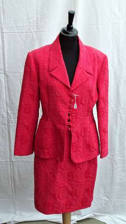 Tailleur vintage rouge en coton gaufré comprenant 