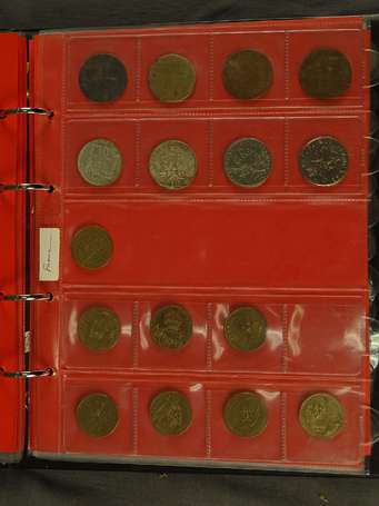 1 album de monnaies diverses monde + France. 