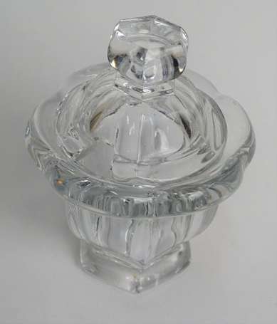 BACCARAT - Moutardier en cristal moulé. Marque au 