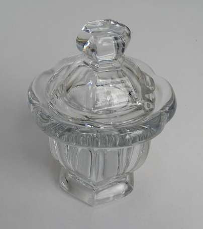 BACCARAT - Moutardier en cristal moulé. Marque au 