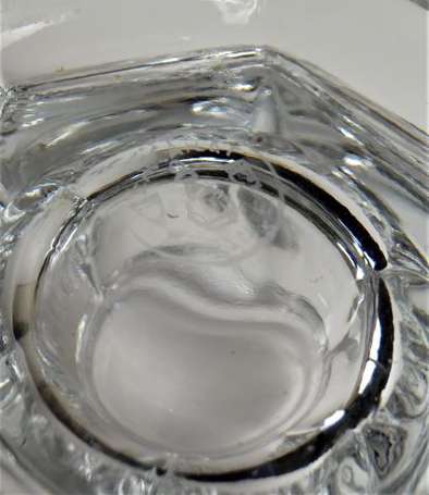 BACCARAT - Moutardier en cristal moulé. Marque au 