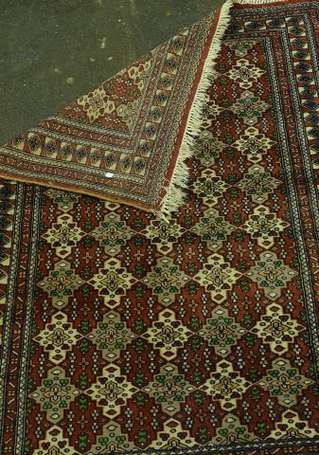 Tapis laine et coton, le champ rouge meublé de 