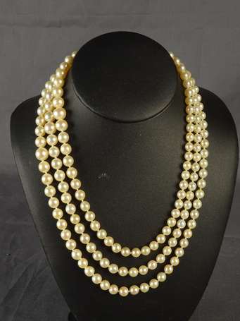 Collier trois rangs de perles de culture, le 