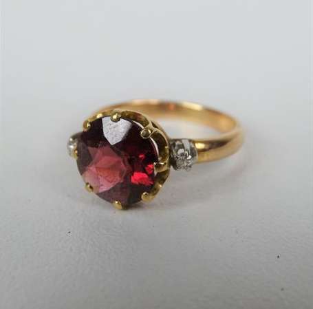 Bague en or rose 18K (750°/00) sertie d'un grenat 