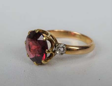 Bague en or rose 18K (750°/00) sertie d'un grenat 