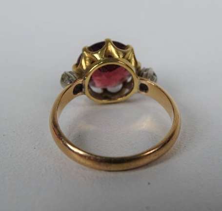 Bague en or rose 18K (750°/00) sertie d'un grenat 