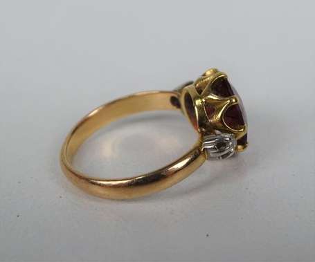 Bague en or rose 18K (750°/00) sertie d'un grenat 