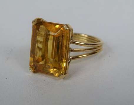 Bague en or jaune 18K (750°/00) sertie quatre 