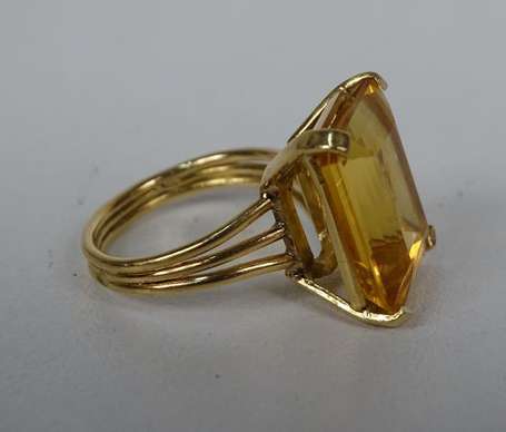 Bague en or jaune 18K (750°/00) sertie quatre 