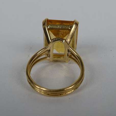 Bague en or jaune 18K (750°/00) sertie quatre 