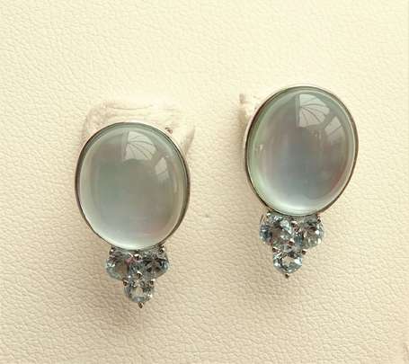 Paire de boucles d'oreilles en or blanc 18K 