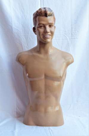 Buste mannequin d'homme polychrome en composition.