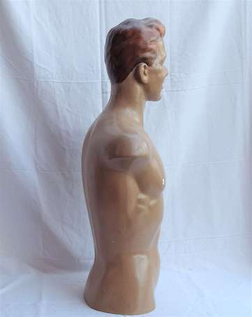 Buste mannequin d'homme polychrome en composition.