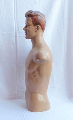 Buste mannequin d'homme polychrome en composition.
