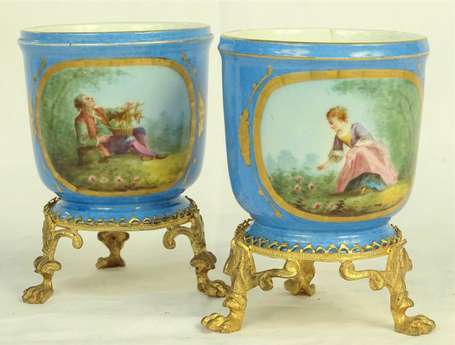 Paire de petits cache-pots en porcelaine à décor 