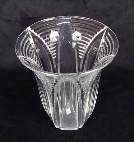 BACCARAT - Vase en cristal à décor de feuilles 