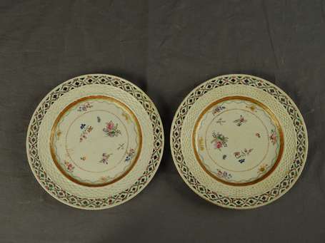 CHINE - Paire d'assiettes en porcelaine, décor 