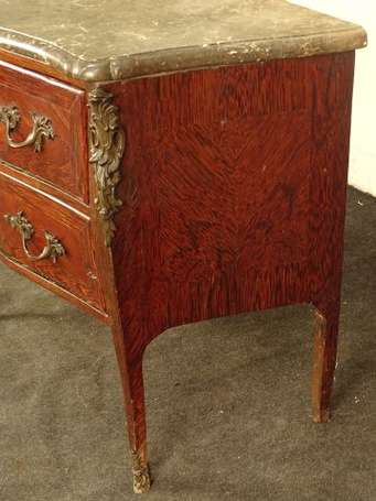 Petite commode sauteuse en placage de palissandre,