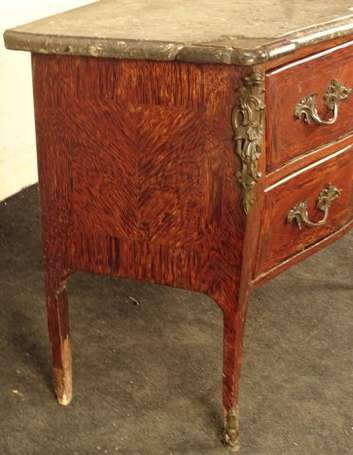 Petite commode sauteuse en placage de palissandre,