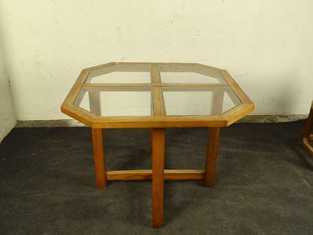Table octogonale en bois naturel, le plateau formé