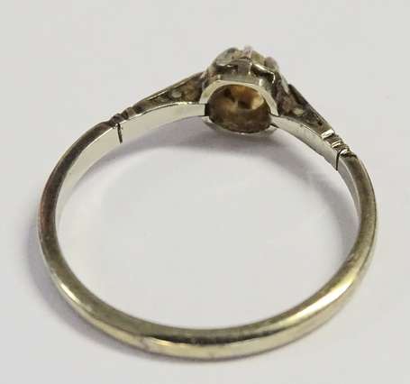 Bague en or gris 18K (750°/00) sertie d'un petit 