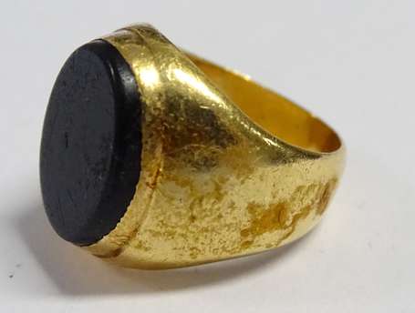 Bague en or jaune 18K (750°/00) montée d'onyx PB. 