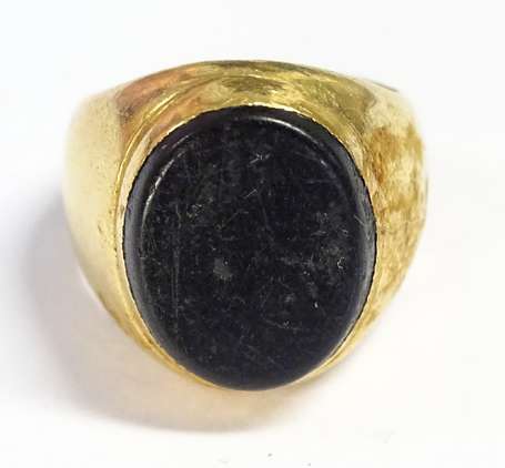 Bague en or jaune 18K (750°/00) montée d'onyx PB. 