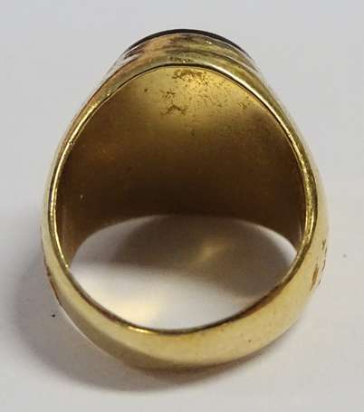 Bague en or jaune 18K (750°/00) montée d'onyx PB. 