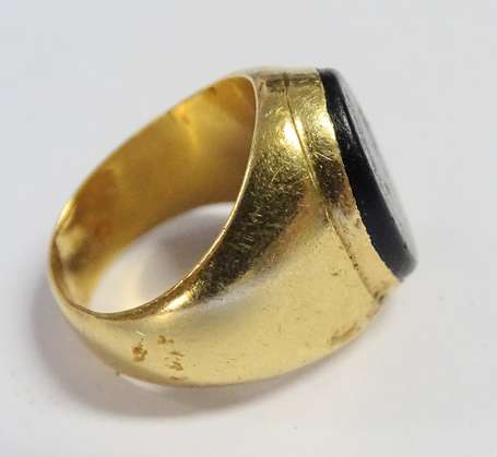 Bague en or jaune 18K (750°/00) montée d'onyx PB. 