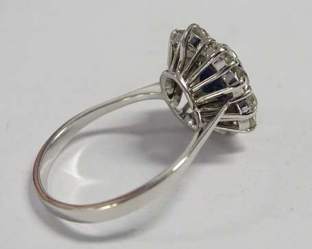 Bague marguerite en or gris 18K (750°/00) sertie 