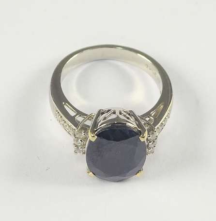 Bague en or gris 18K (750°/00) sertie griffes d'un