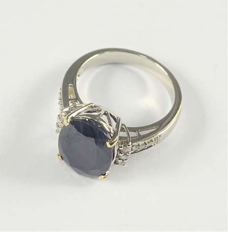 Bague en or gris 18K (750°/00) sertie griffes d'un