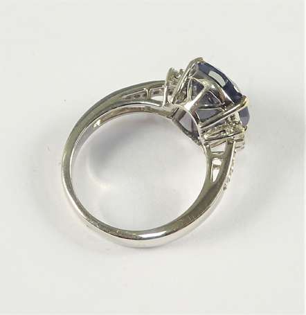 Bague en or gris 18K (750°/00) sertie griffes d'un