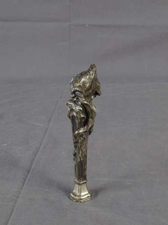 Cachet en bronze argenté il figure un buste de 