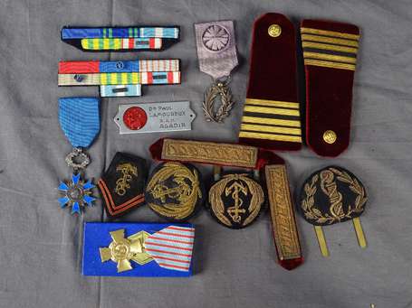FR - Lot d'insignes tissus et médailles d'un 