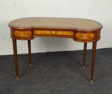 Bureau plat de forme rognon en placage d'acajou, 