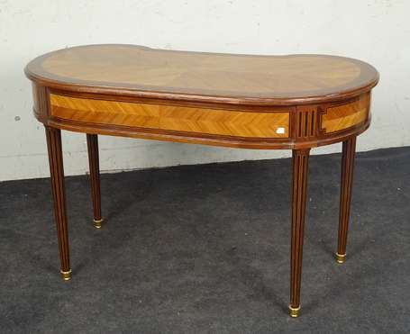 Bureau plat de forme rognon en placage d'acajou, 