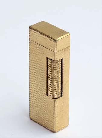 DUNHILL - Briquet en métal plaqué or guilloché, 