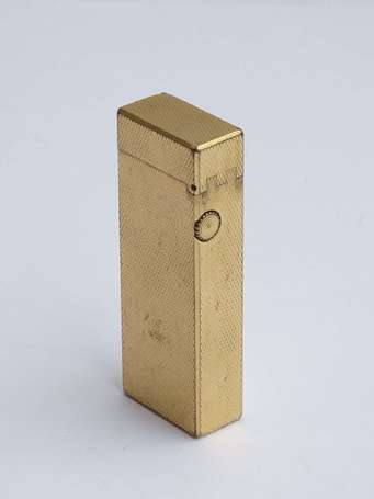 DUNHILL - Briquet en métal plaqué or guilloché, 