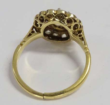 Bague marguerite en or jaune 18K (750°/00) sertie 