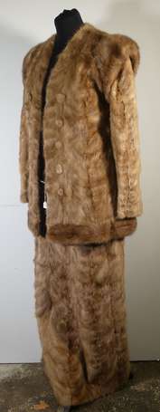 Tailleur en fourrure comprenant une jupe longue 