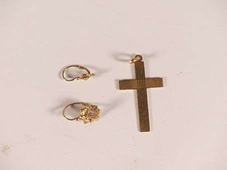 Lot de deux boucles d'oreilles et un pendentif 