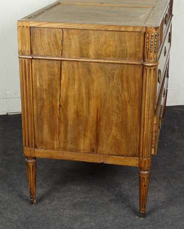 Commode en placage de noyer, elle ouvre par cinq 