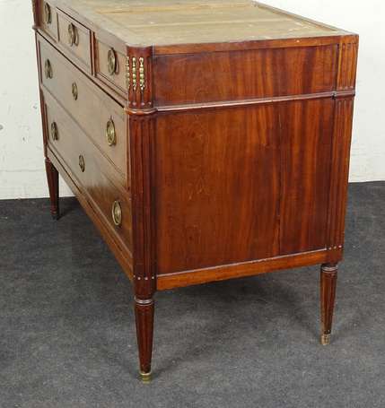 Commode en placage de noyer, elle ouvre par cinq 