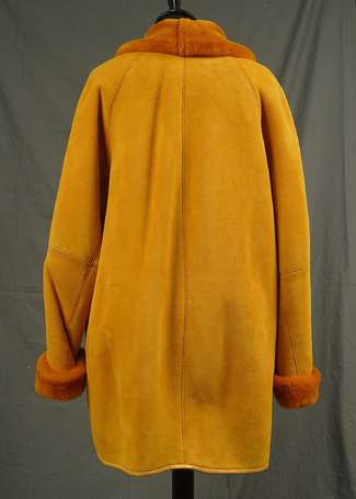 NINA RICCI - Manteau 3/4 en peau lainée abricot, 